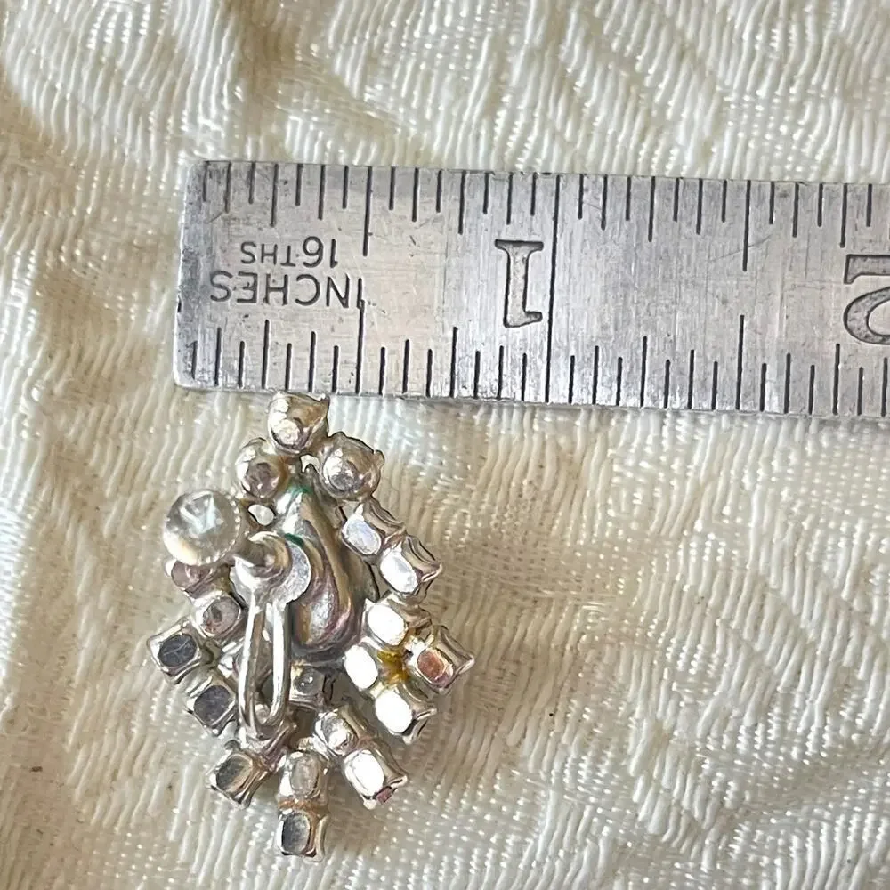 1.25” Screw Back 1950s Teardrop Cluster Crystal Rhinestone Earrings Silver Metal
